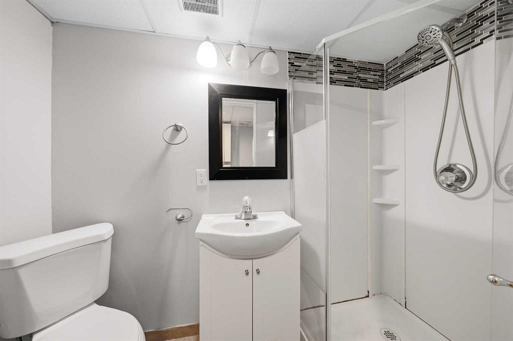 154 Midbend Place Se, Calgary, AB - Indoor Photo Showing Bathroom