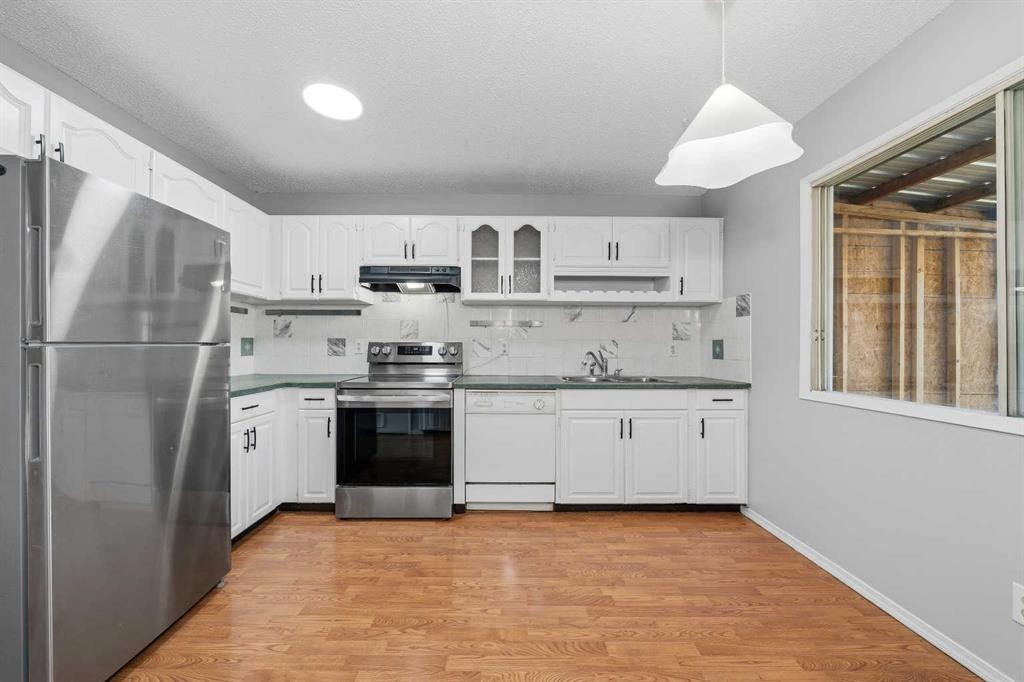 154 Midbend Place Se, Calgary, AB - Indoor Photo Showing Kitchen
