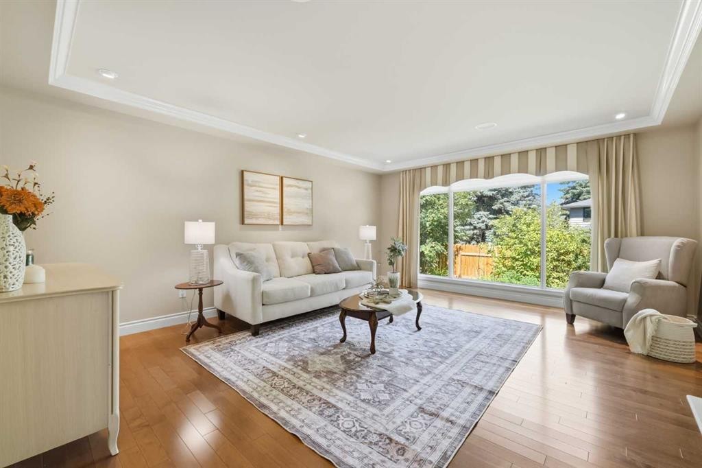 604 Willoughby Crescent Se, Calgary, AB - Indoor Photo Showing Living Room
