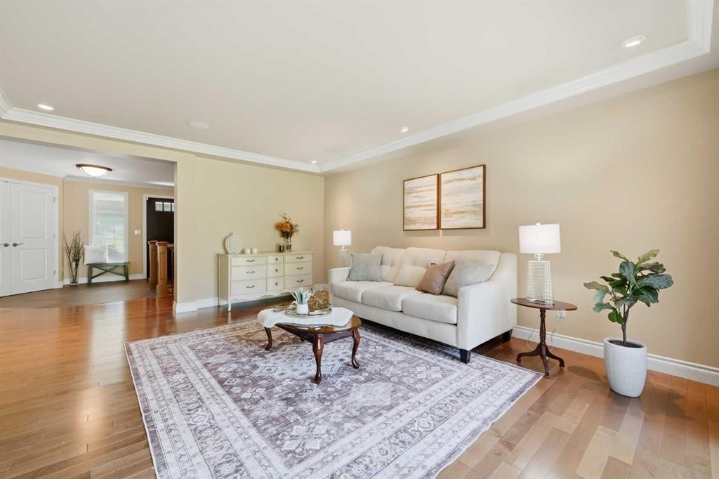 604 Willoughby Crescent Se, Calgary, AB - Indoor Photo Showing Living Room