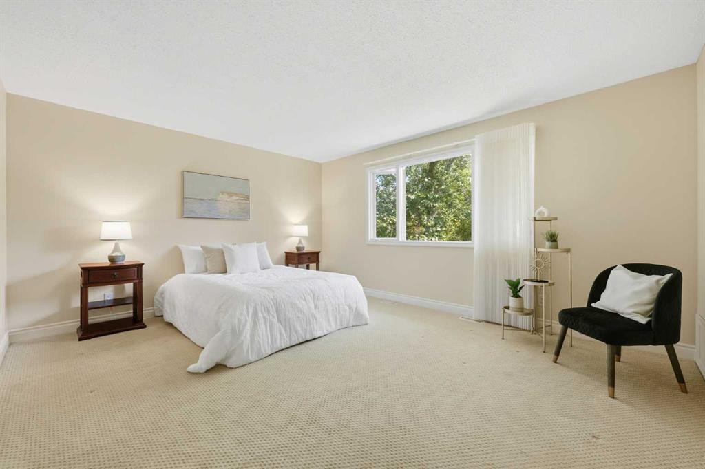 604 Willoughby Crescent Se, Calgary, AB - Indoor Photo Showing Bedroom