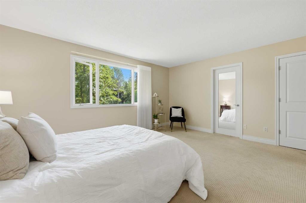 604 Willoughby Crescent Se, Calgary, AB - Indoor Photo Showing Bedroom