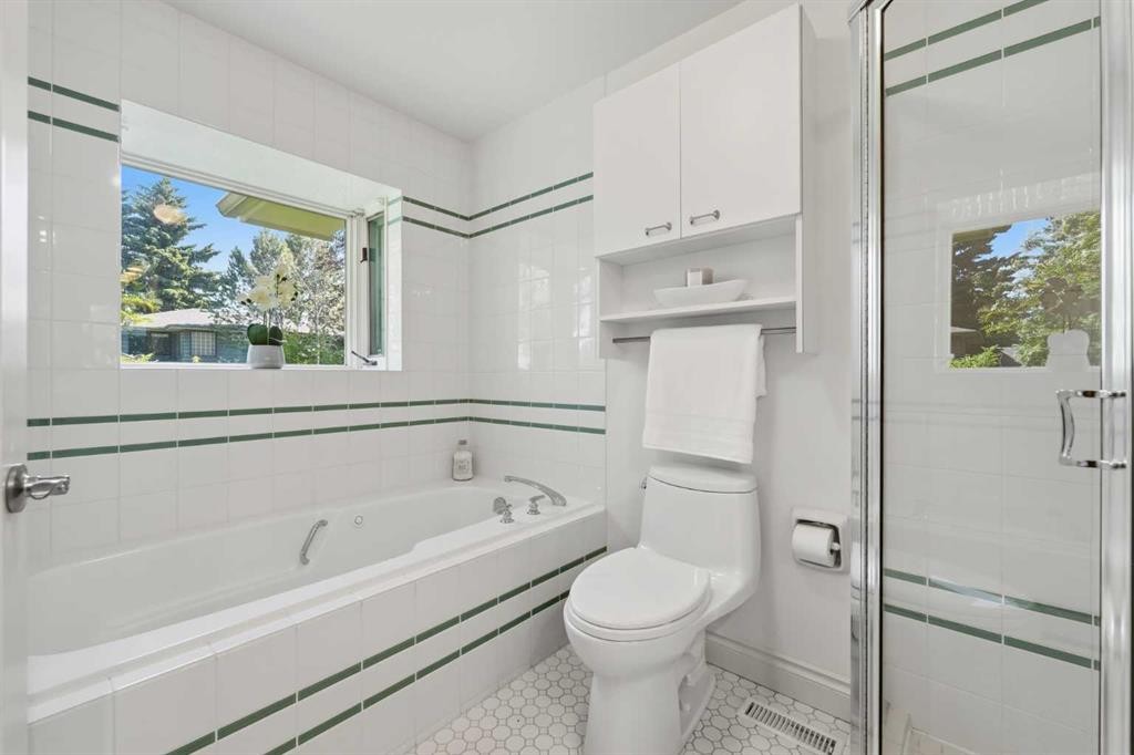 604 Willoughby Crescent Se, Calgary, AB - Indoor Photo Showing Bathroom