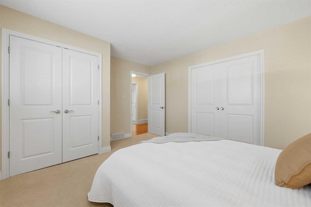604 Willoughby Crescent Se, Calgary, AB - Indoor Photo Showing Bedroom