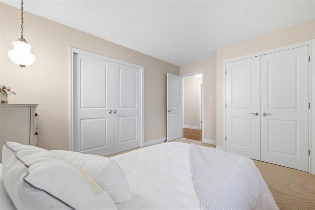 604 Willoughby Crescent Se, Calgary, AB - Indoor Photo Showing Bedroom
