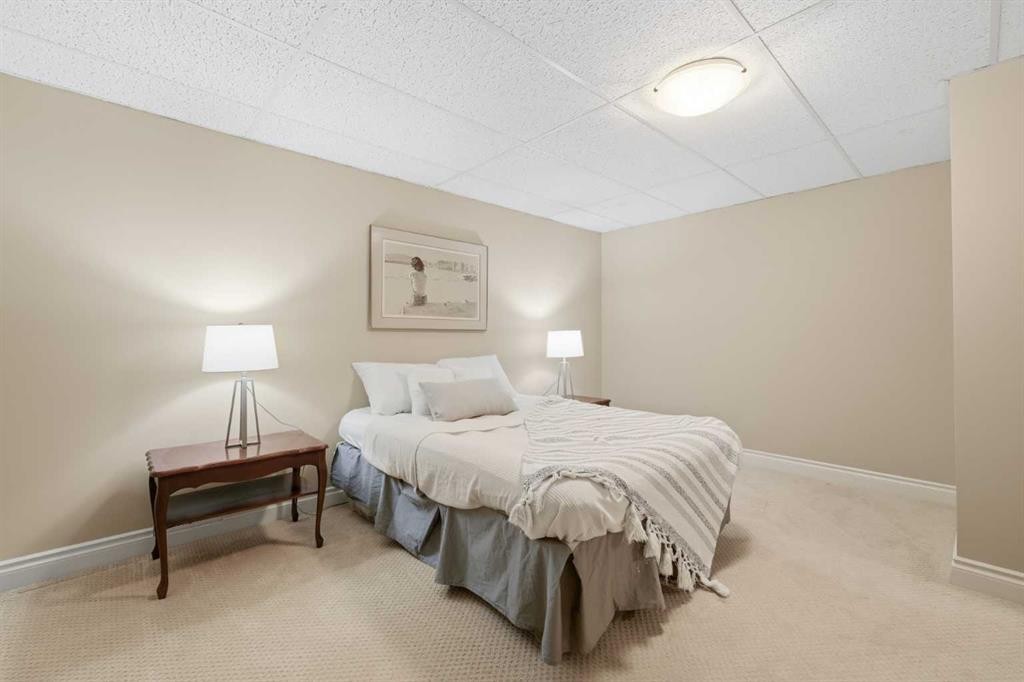 604 Willoughby Crescent Se, Calgary, AB - Indoor Photo Showing Bedroom