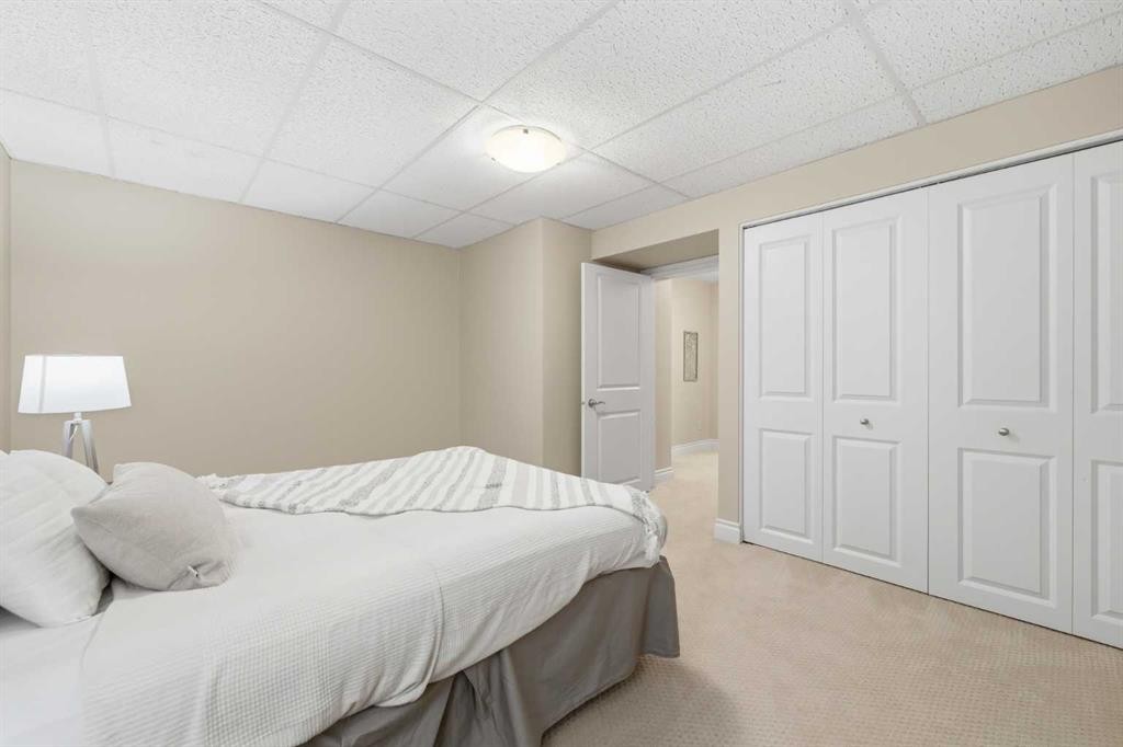 604 Willoughby Crescent Se, Calgary, AB - Indoor Photo Showing Bedroom