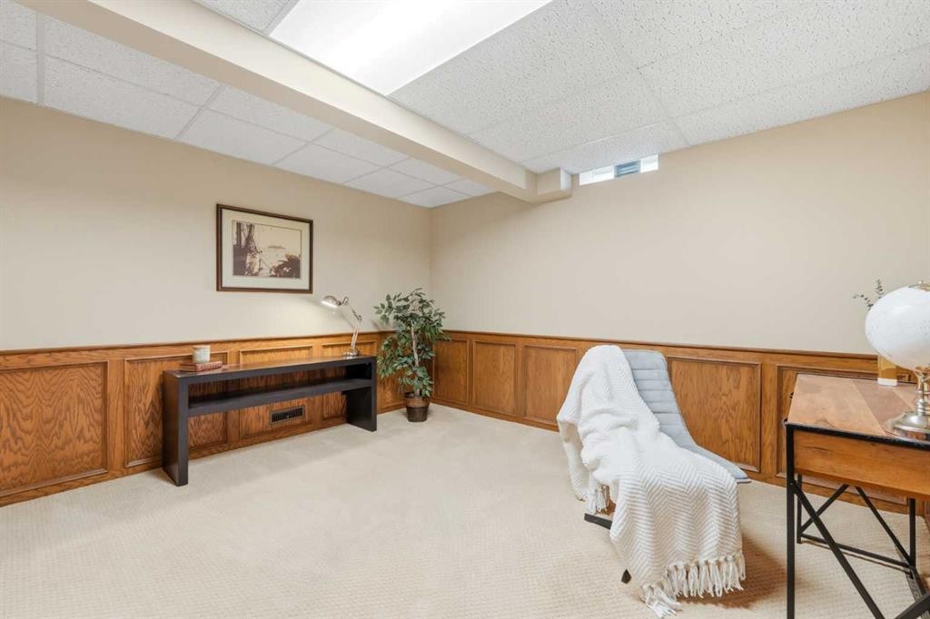 604 Willoughby Crescent Se, Calgary, AB - Indoor