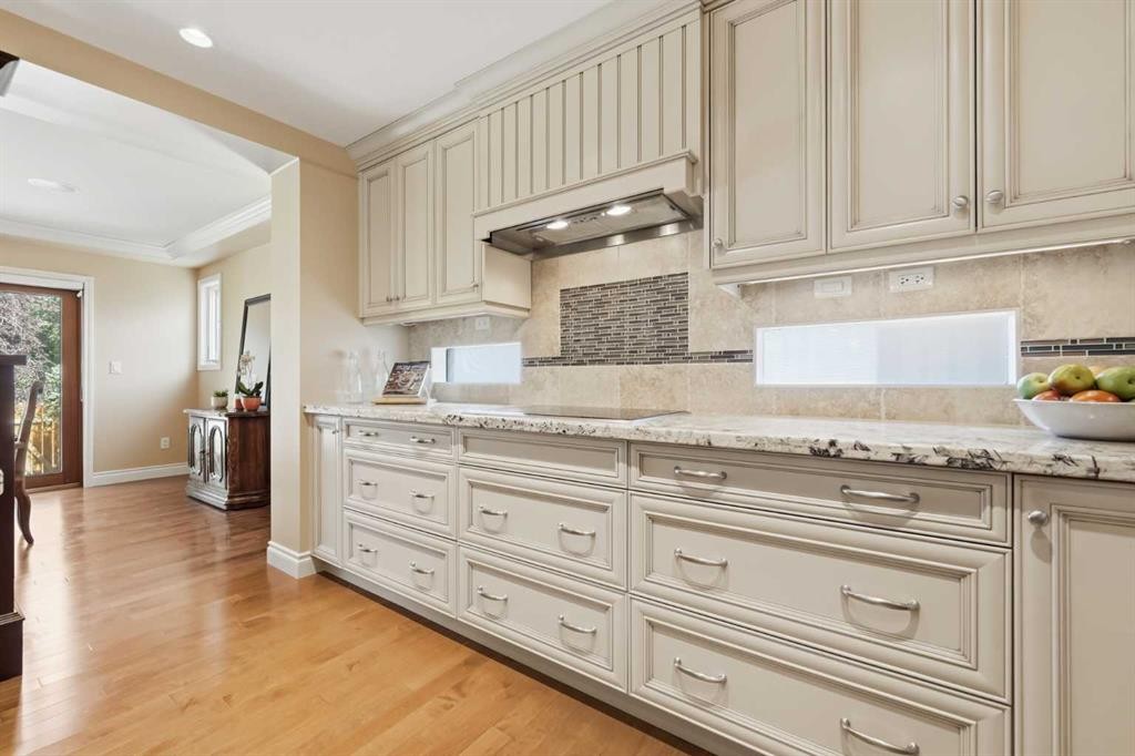 604 Willoughby Crescent Se, Calgary, AB - Indoor Photo Showing Kitchen