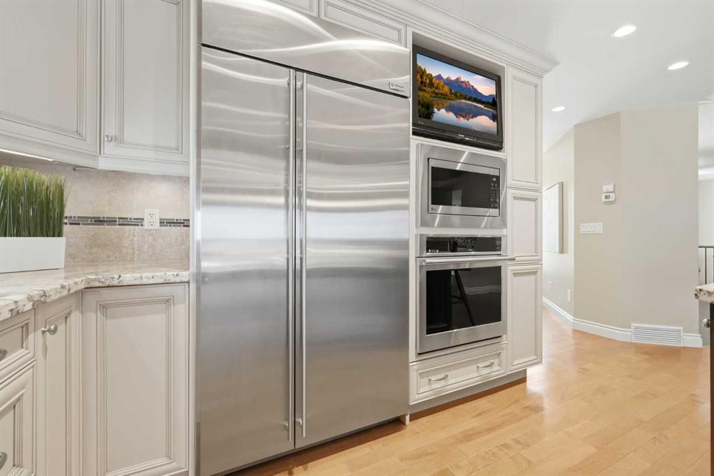 604 Willoughby Crescent Se, Calgary, AB - Indoor Photo Showing Kitchen With Upgraded Kitchen