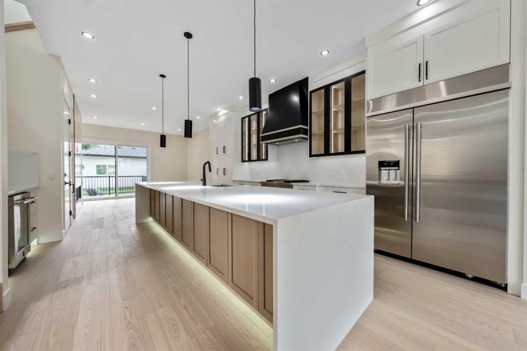 2431 23 Street Nw, Calgary, AB - Indoor Photo Showing Kitchen With Upgraded Kitchen