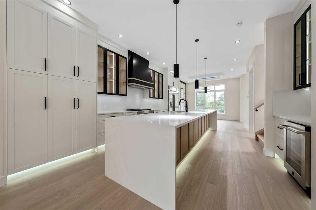 2431 23 Street Nw, Calgary, AB - Indoor Photo Showing Kitchen With Upgraded Kitchen