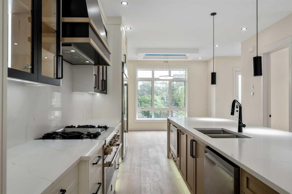 2431 23 Street Nw, Calgary, AB - Indoor Photo Showing Kitchen With Double Sink With Upgraded Kitchen