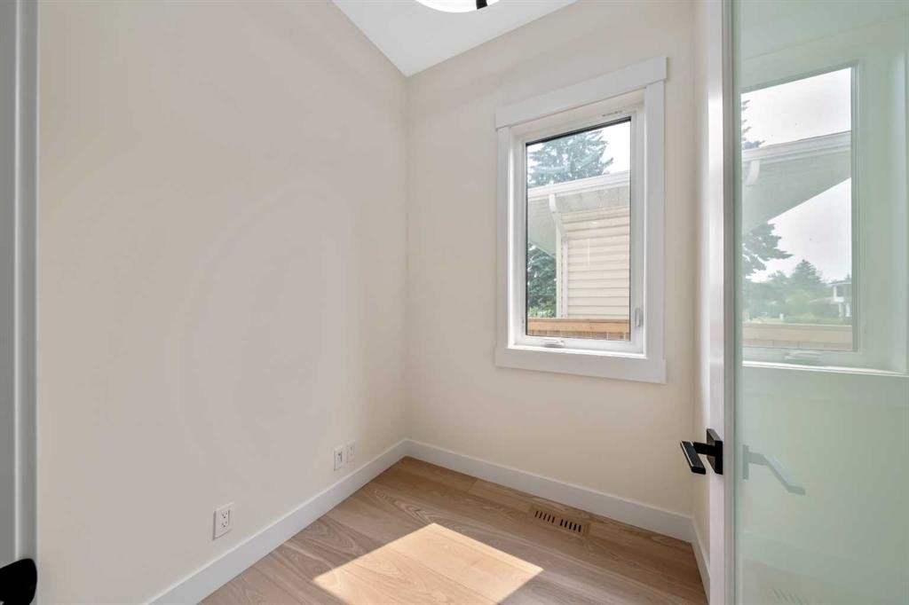 2431 23 Street Nw, Calgary, AB - Indoor Photo Showing Other Room