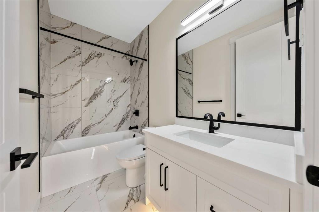 2431 23 Street Nw, Calgary, AB - Indoor Photo Showing Bathroom