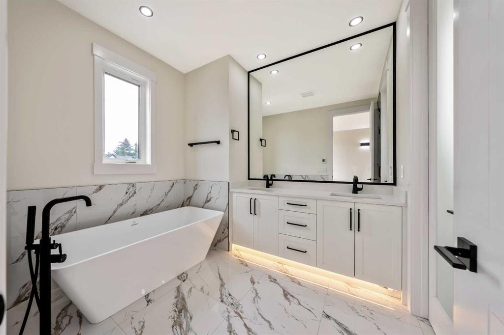 2431 23 Street Nw, Calgary, AB - Indoor Photo Showing Bathroom