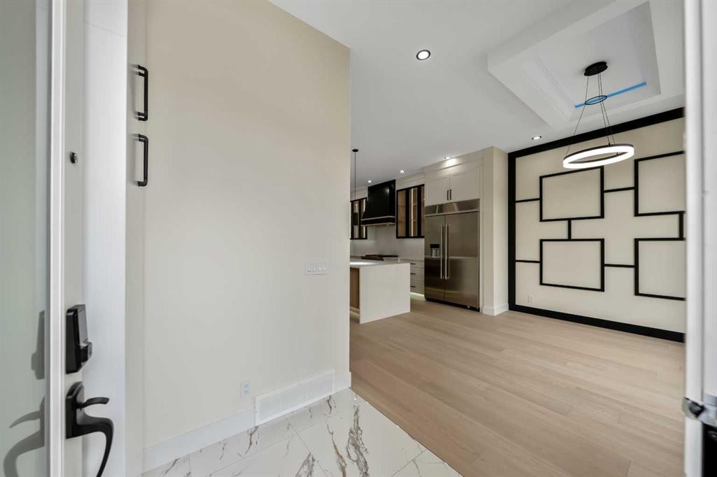 2431 23 Street Nw, Calgary, AB - Indoor Photo Showing Other Room
