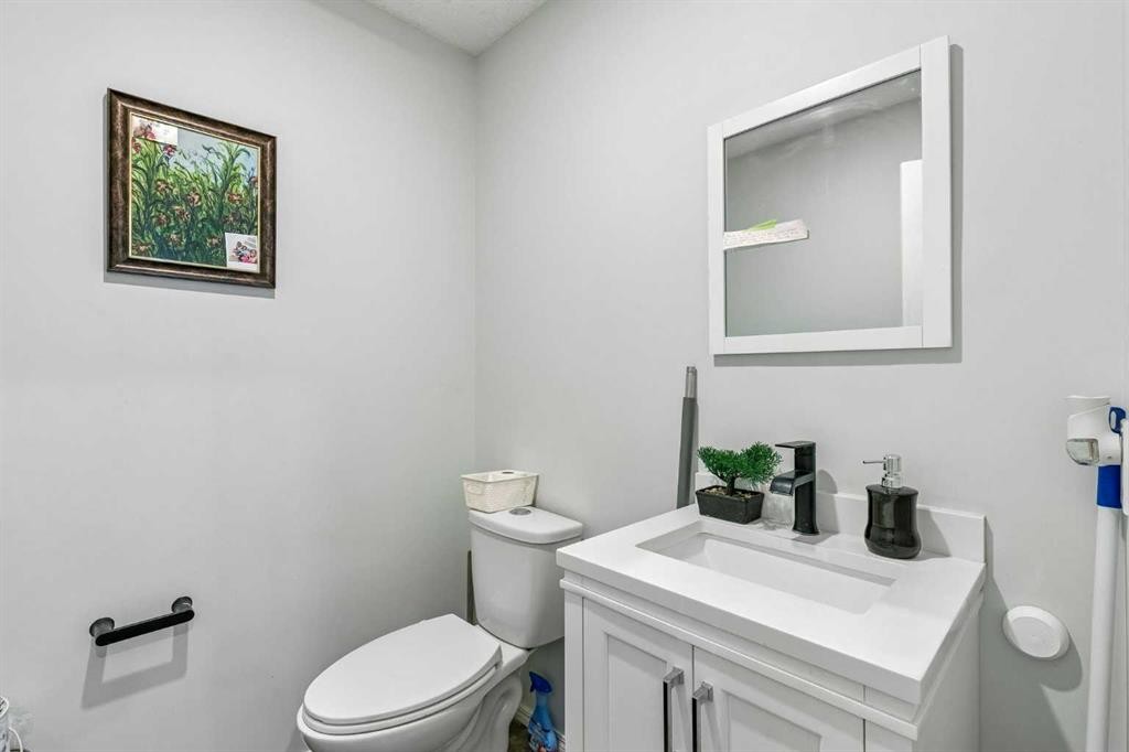 60 Cranfield Park Se, Calgary, AB - Indoor Photo Showing Bathroom