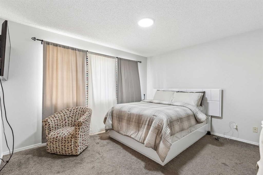 60 Cranfield Park Se, Calgary, AB - Indoor Photo Showing Bedroom