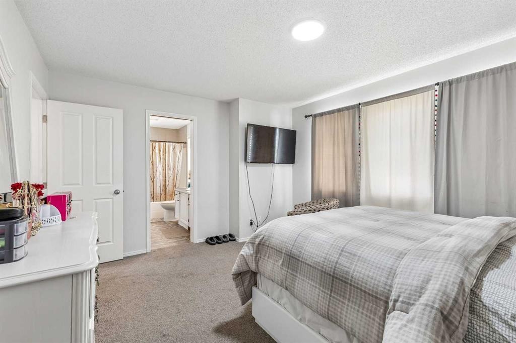 60 Cranfield Park Se, Calgary, AB - Indoor Photo Showing Bedroom