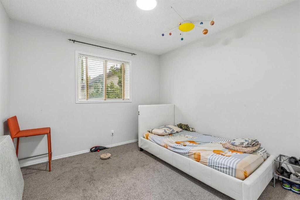 60 Cranfield Park Se, Calgary, AB - Indoor Photo Showing Bedroom