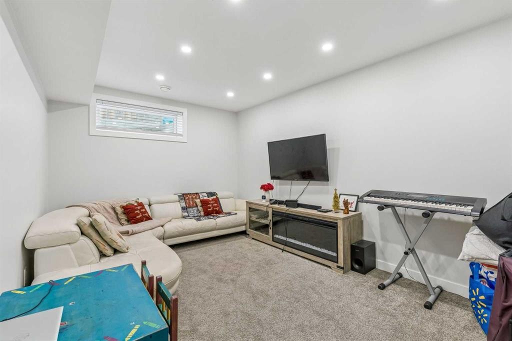60 Cranfield Park Se, Calgary, AB - Indoor Photo Showing Other Room