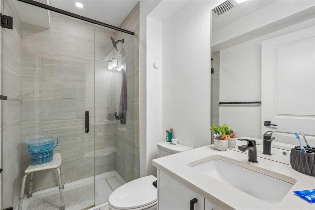 60 Cranfield Park Se, Calgary, AB - Indoor Photo Showing Bathroom