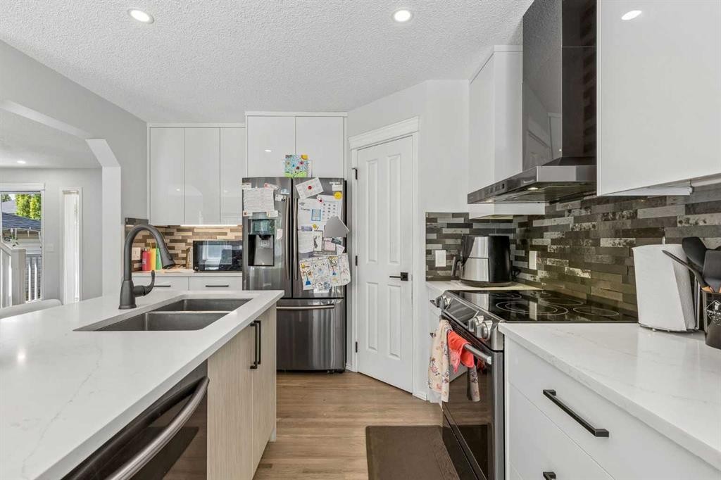 60 Cranfield Park Se, Calgary, AB - Indoor Photo Showing Kitchen With Double Sink With Upgraded Kitchen