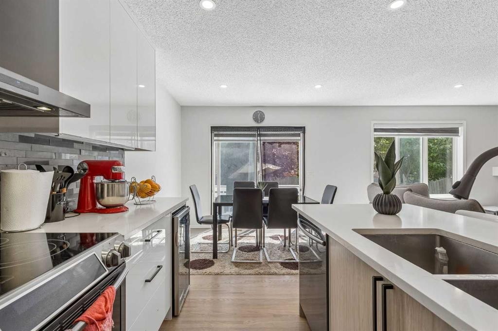 60 Cranfield Park Se, Calgary, AB - Indoor Photo Showing Kitchen