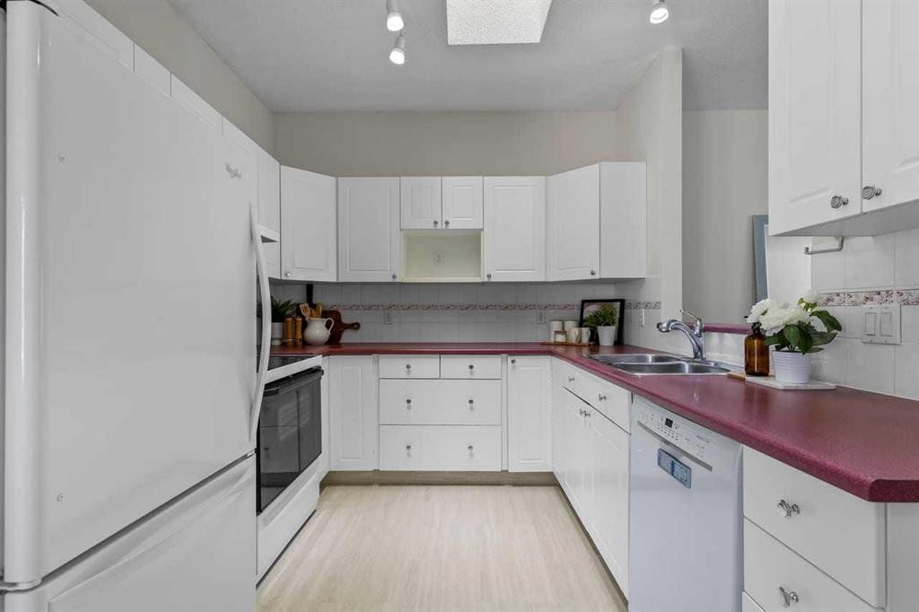 139 Hidden Valley Green Nw, Calgary, AB - Indoor Photo Showing Kitchen With Double Sink