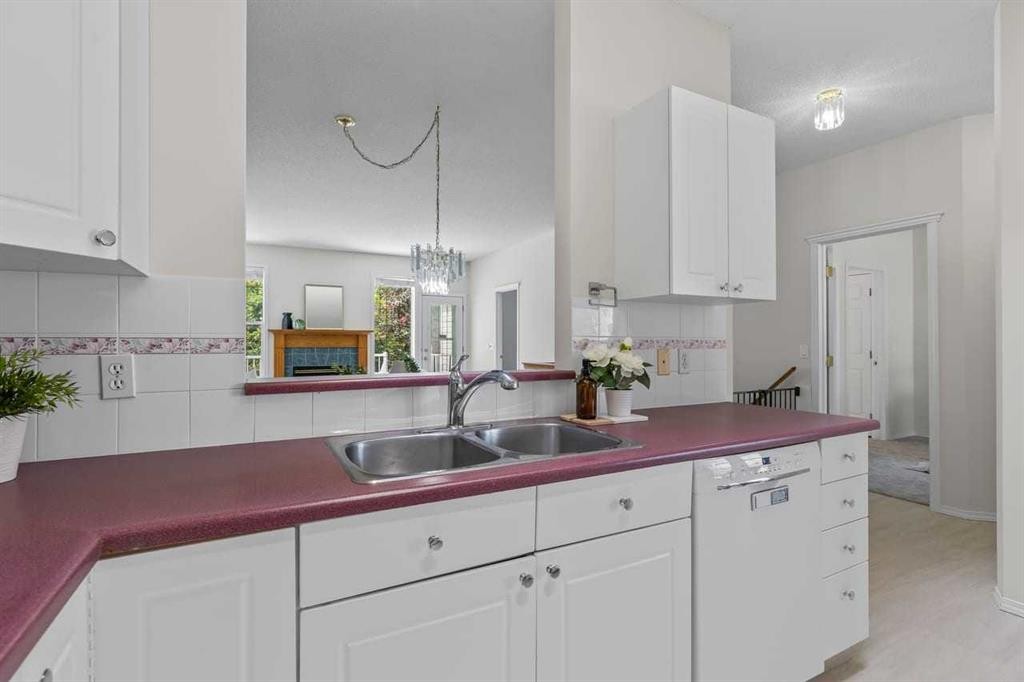 139 Hidden Valley Green Nw, Calgary, AB - Indoor Photo Showing Kitchen With Double Sink