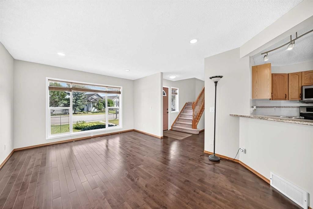 43 Somerside Common Sw, Calgary, AB - Indoor Photo Showing Other Room