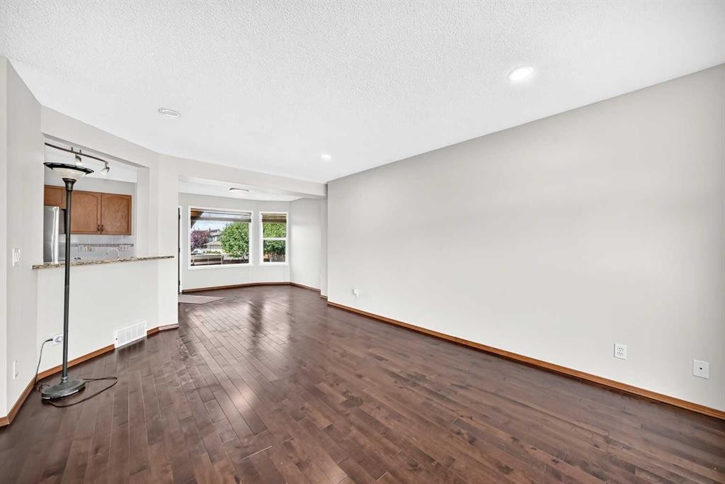 43 Somerside Common Sw, Calgary, AB - Indoor Photo Showing Other Room