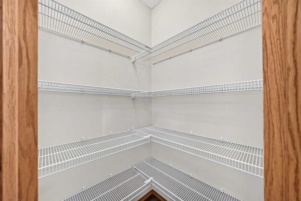 43 Somerside Common Sw, Calgary, AB - Indoor With Storage