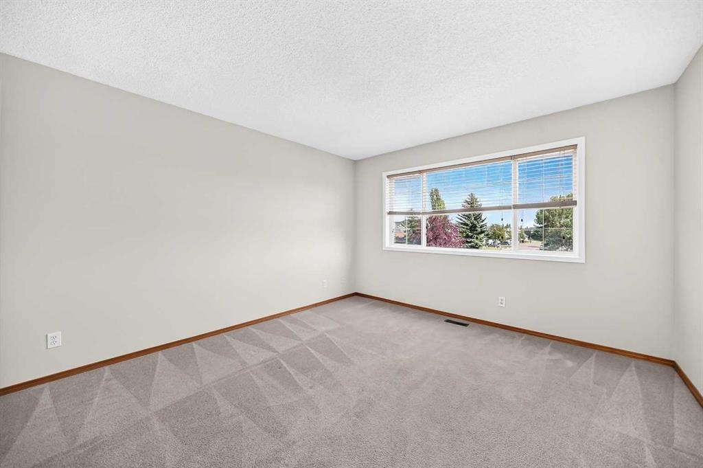 43 Somerside Common Sw, Calgary, AB - Indoor Photo Showing Other Room