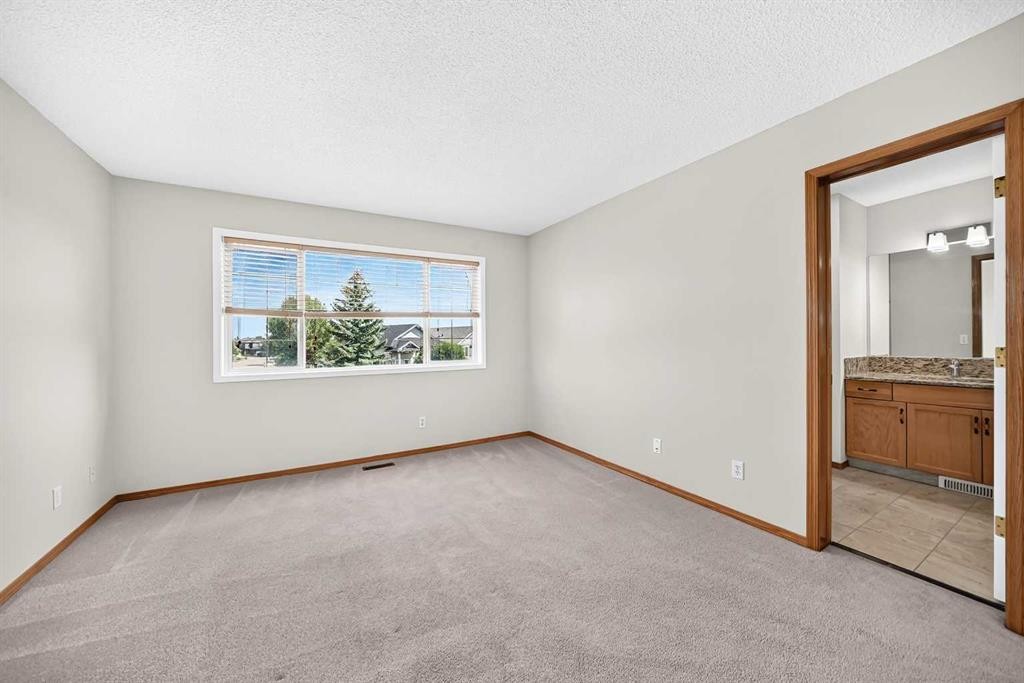 43 Somerside Common Sw, Calgary, AB - Indoor Photo Showing Other Room