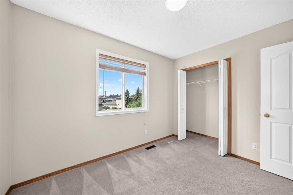 43 Somerside Common Sw, Calgary, AB - Indoor Photo Showing Other Room