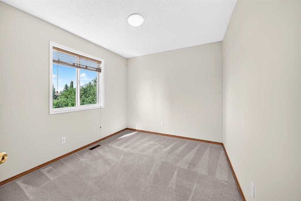 43 Somerside Common Sw, Calgary, AB - Indoor Photo Showing Other Room