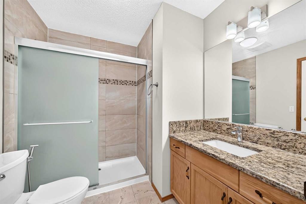43 Somerside Common Sw, Calgary, AB - Indoor Photo Showing Bathroom
