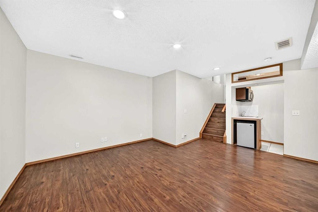 43 Somerside Common Sw, Calgary, AB - Indoor Photo Showing Other Room