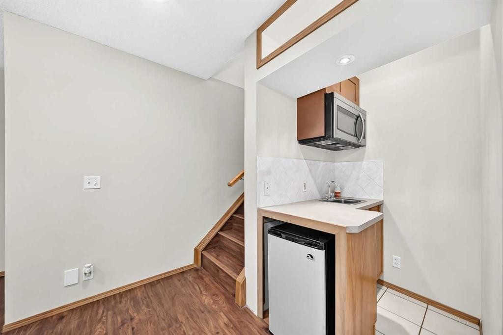 43 Somerside Common Sw, Calgary, AB - Indoor Photo Showing Other Room