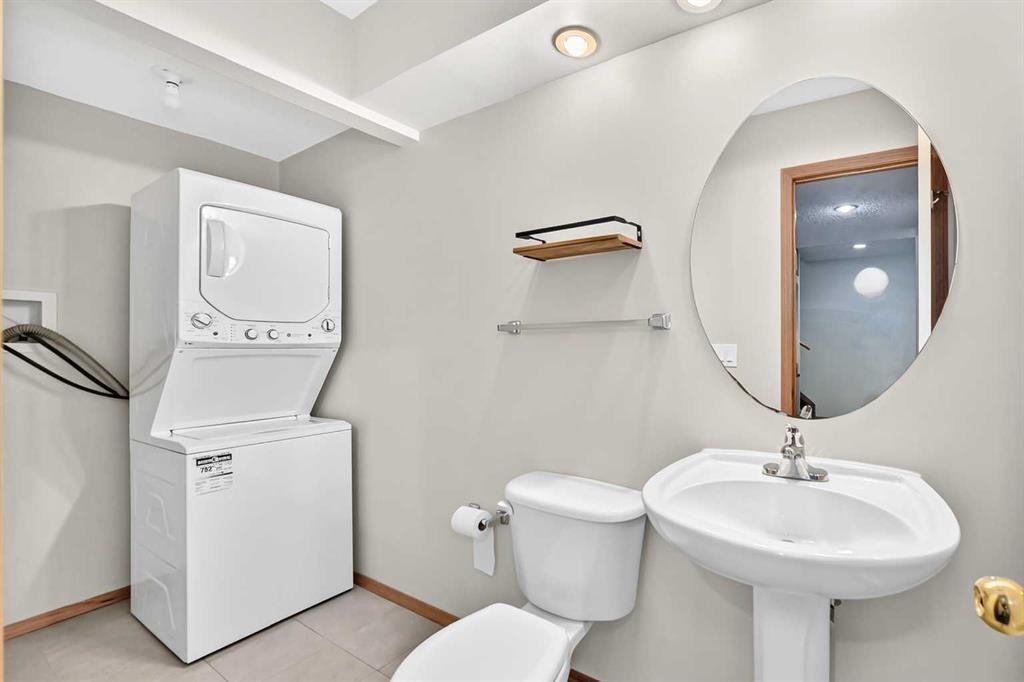 43 Somerside Common Sw, Calgary, AB - Indoor Photo Showing Bathroom