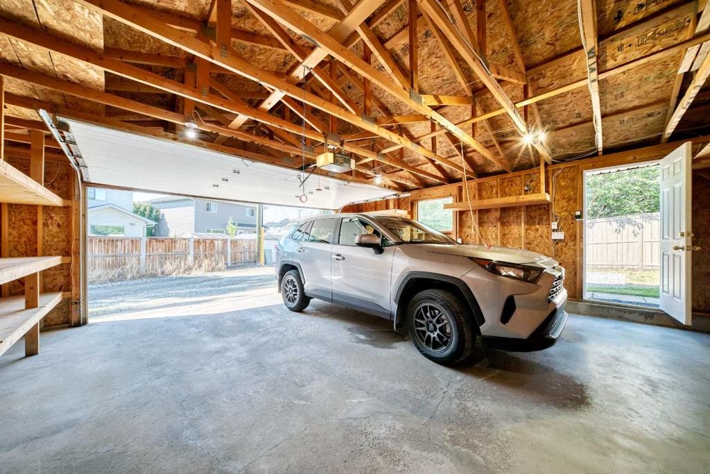 43 Somerside Common Sw, Calgary, AB - Indoor Photo Showing Garage