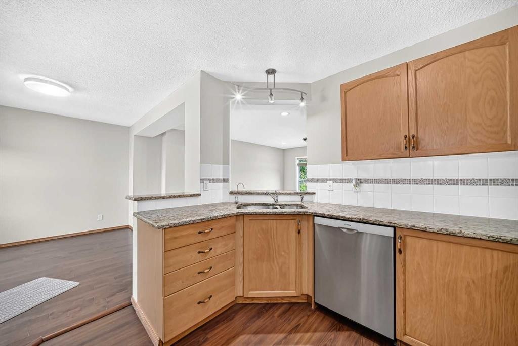 43 Somerside Common Sw, Calgary, AB - Indoor Photo Showing Kitchen With Double Sink