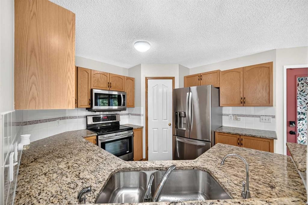 43 Somerside Common Sw, Calgary, AB - Indoor Photo Showing Kitchen With Stainless Steel Kitchen With Double Sink