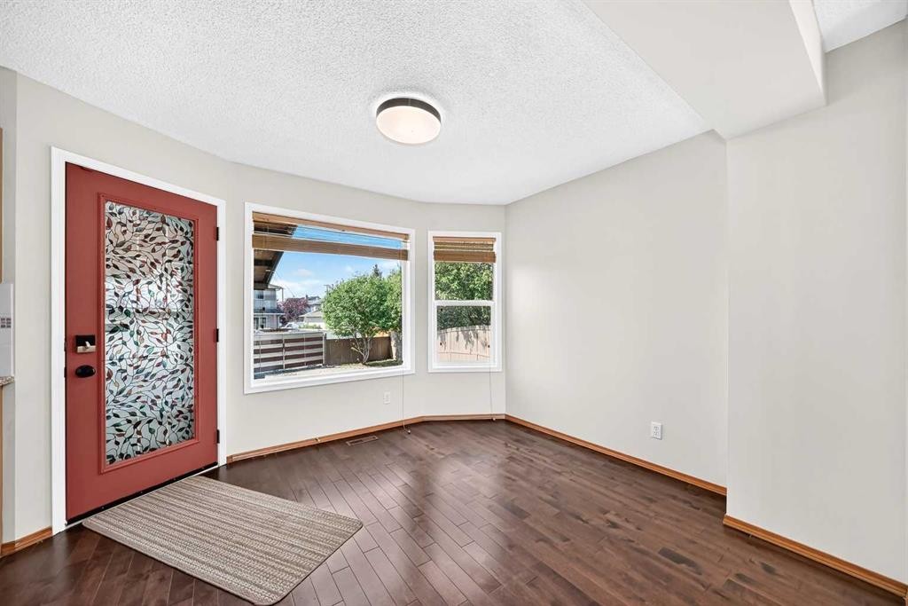 43 Somerside Common Sw, Calgary, AB - Indoor Photo Showing Other Room