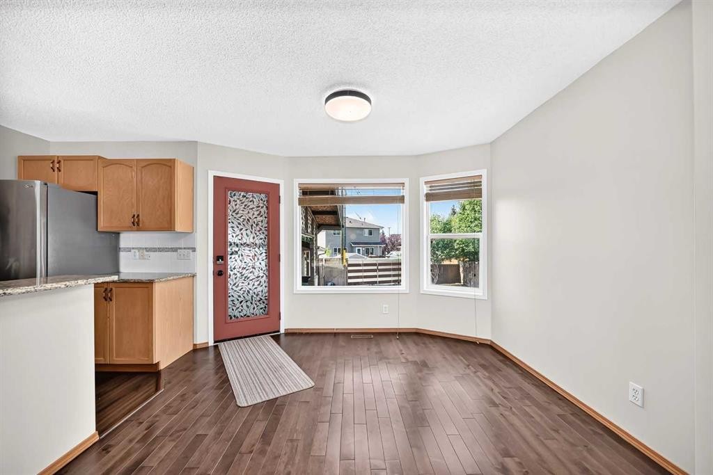 43 Somerside Common Sw, Calgary, AB - Indoor Photo Showing Kitchen