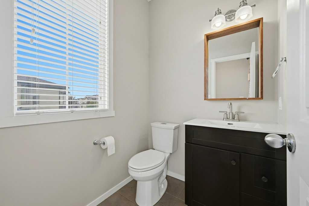 3 Evansview Gardens Nw, Calgary, AB - Indoor Photo Showing Bathroom