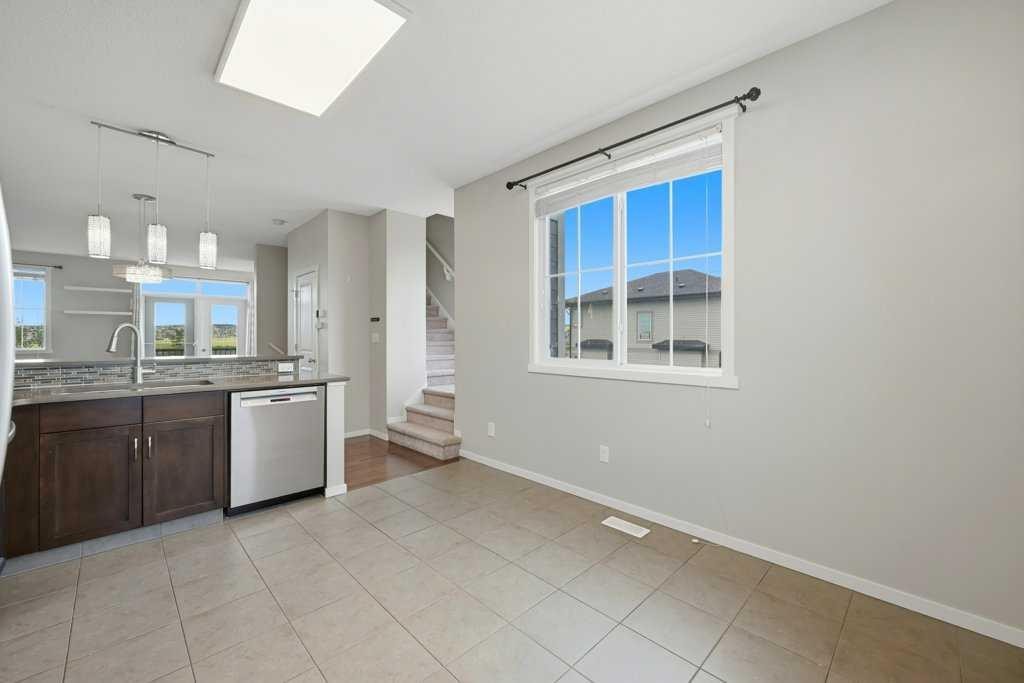 3 Evansview Gardens Nw, Calgary, AB - Indoor Photo Showing Kitchen