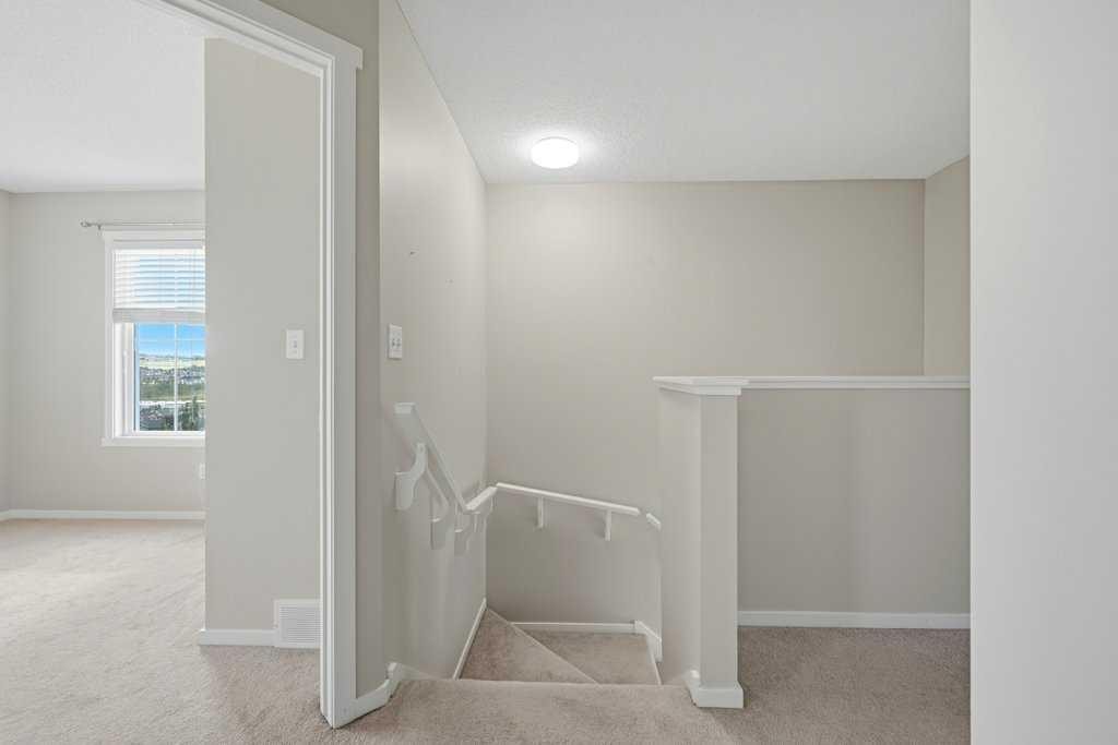 3 Evansview Gardens Nw, Calgary, AB - Indoor Photo Showing Other Room